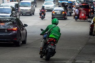 Mga rider umalma sa dagdag na komisyong kaltas ng Grab