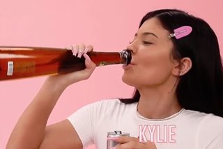 Kylie Jenner, Khloe Kardashian do drunk make-up
