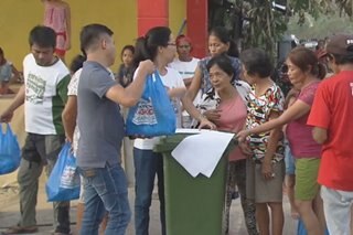 Food packs hatid sa mga pamilyang nasalanta ni Tisoy