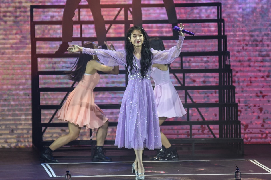Korean Star Iu Falls In Love With Crowd In First Ph Concert Abs Cbn News