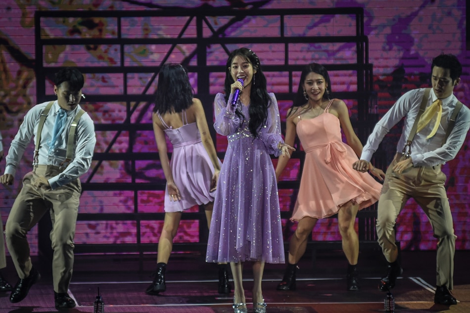 Korean star IU falls in love with crowd in first PH concert 4