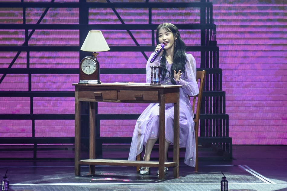 Korean star IU falls in love with crowd in first PH concert 3