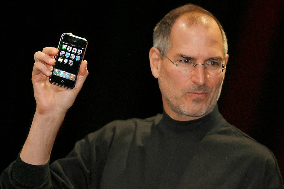  Apple chief executive Steve Jobs unveils a new mobile phone that can also be used as a digital music player and a camera, a long-anticipated device dubbed an 