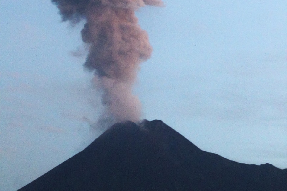 Erupting Indonesian volcano spews ash, lava 1