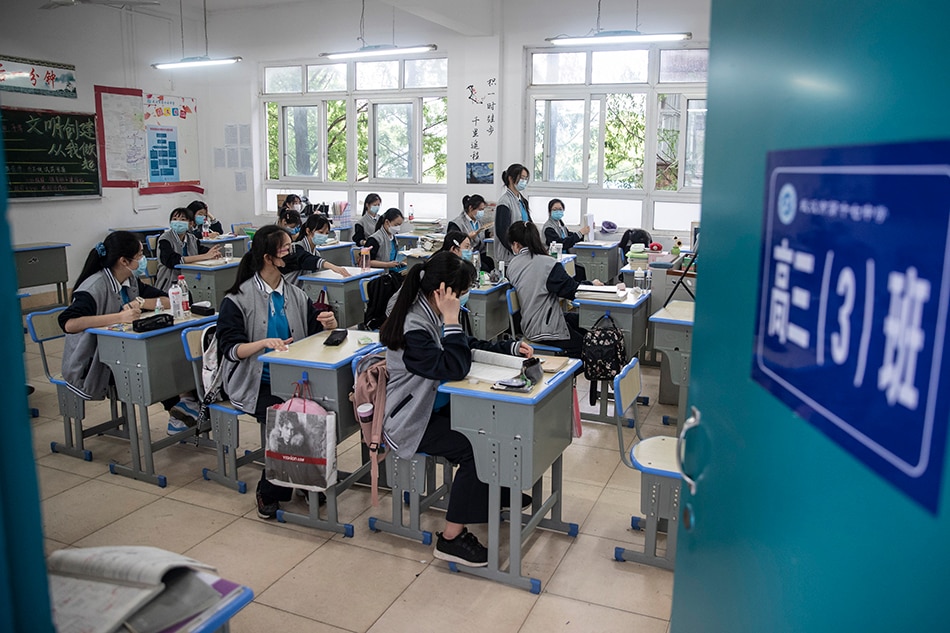 Students in China&#39;s virus center Wuhan return to school 1