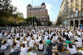 Medical residents protest working conditions in Spain