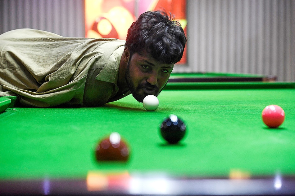 Born without arms, Pakistani snooker player masters the game 1