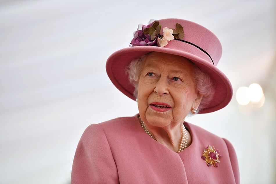 Mask-free Queen Elizabeth ventures outside bubble to secret coronavirus ...