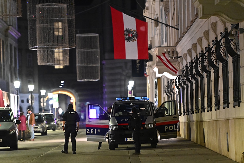 Gunman on the run after Vienna &#39;terror attack&#39; leaves 2 dead 1