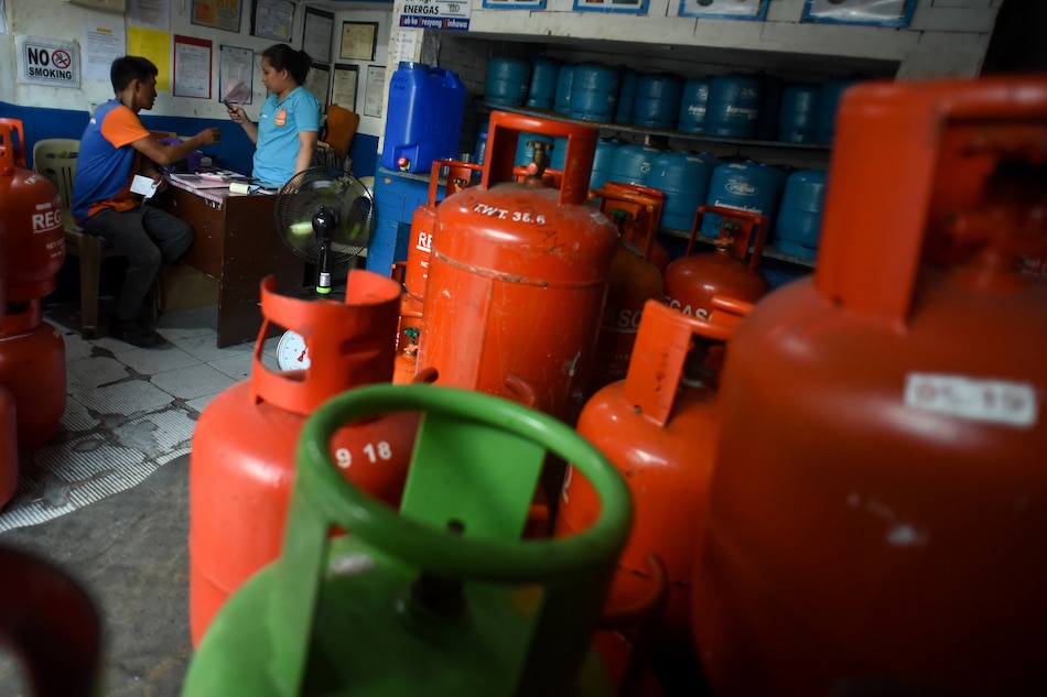 LPG gas outlet sa Sta. Ana, Maynila noong Mayo 31, 2019. George Calvelo, ABS-CBN News/File