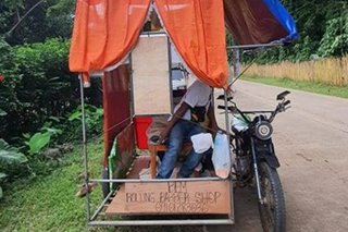 Lalaki dumidiskarte kumita gamit ang kaniyang 'rolling barber shop' sa Palawan