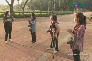 Mga retratista sa Luneta, binisita ng 'Iba 'Yan'