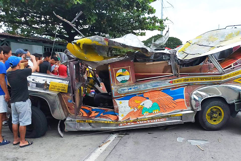 7 patay sa salpukan ng jeep at trak sa Pampanga 1