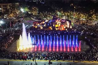 Dancing fountain lights up Manila