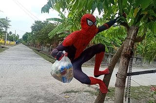 PANOORIN: ‘Spider-Man’, nagbigay ng relief goods sa Tarlac