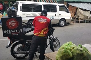 VIRAL: Delivery boy namamakyaw ng tinapay sa bakery para ipamigay sa mga street dweller