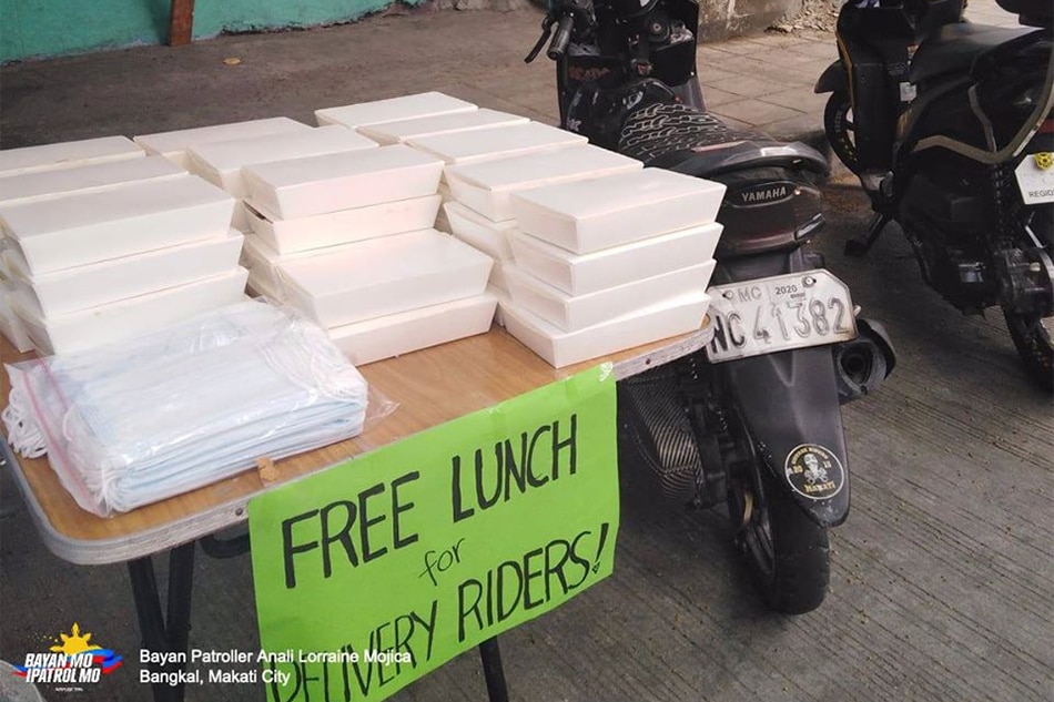 Magkakaibigan naglatag ng libreng &#39;food stopover&#39; para sa delivery riders sa Makati 1