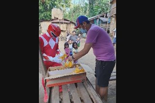 OFW na nag-Power Rangers costume nagbibigay ng aliw, pagkain sa mga bata sa Laguna