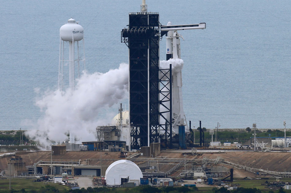 Weather delays SpaceX&#39;s first astronaut launch from Florida 1