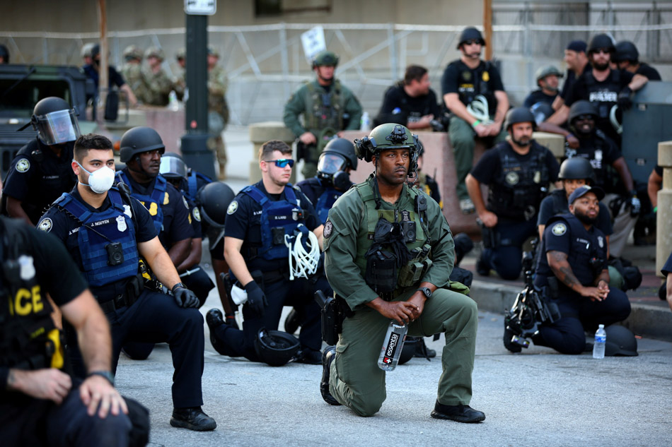 Atlanta police show support for protesters | ABS-CBN News