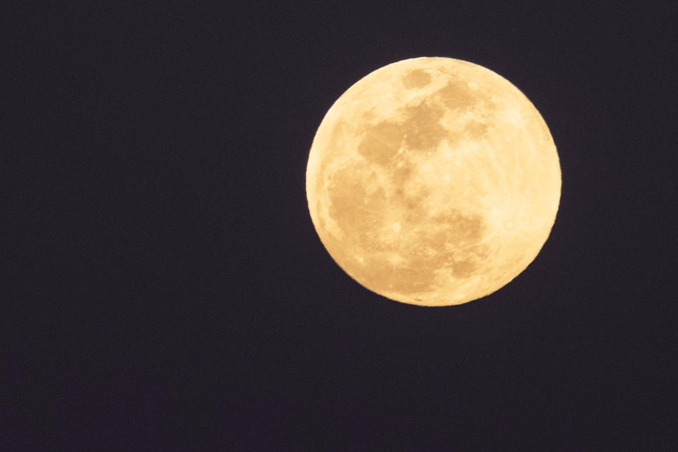 LOOK: &#39;Strawberry moon&#39; seen from Rizal 2