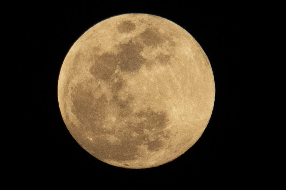 LOOK: &#39;Strawberry moon&#39; seen from Rizal 3