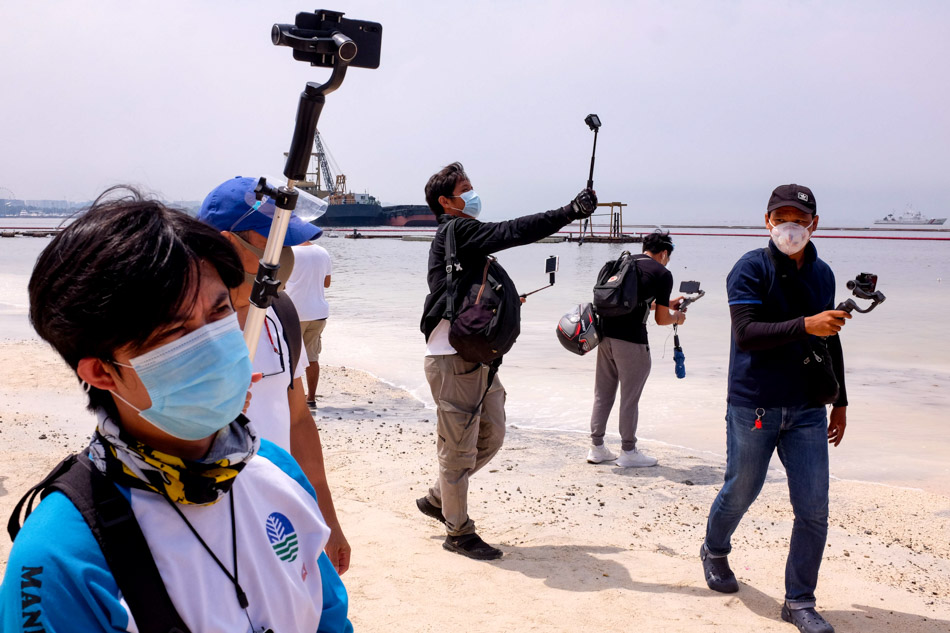 LOOK: Manila Bay’s white sand baywalk temporarily opens to the public 17