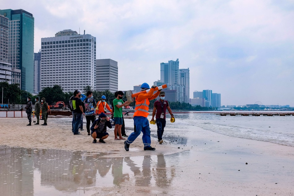 LOOK: Manila Bay’s white sand baywalk temporarily opens to the public 21