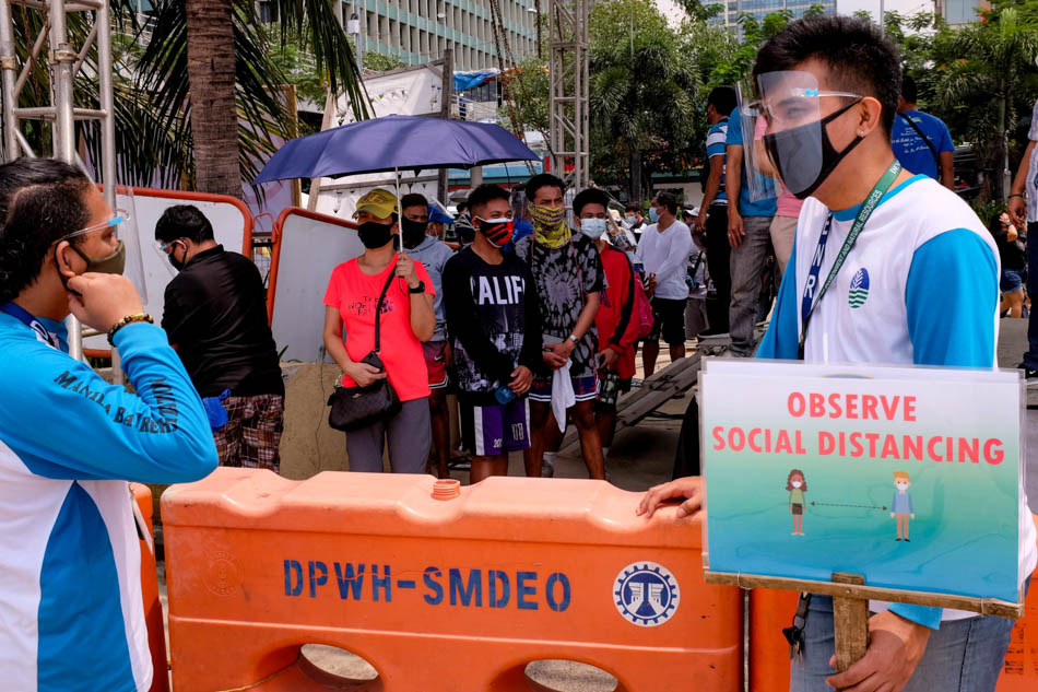 LOOK: Manila Bay’s white sand baywalk temporarily opens to the public 28