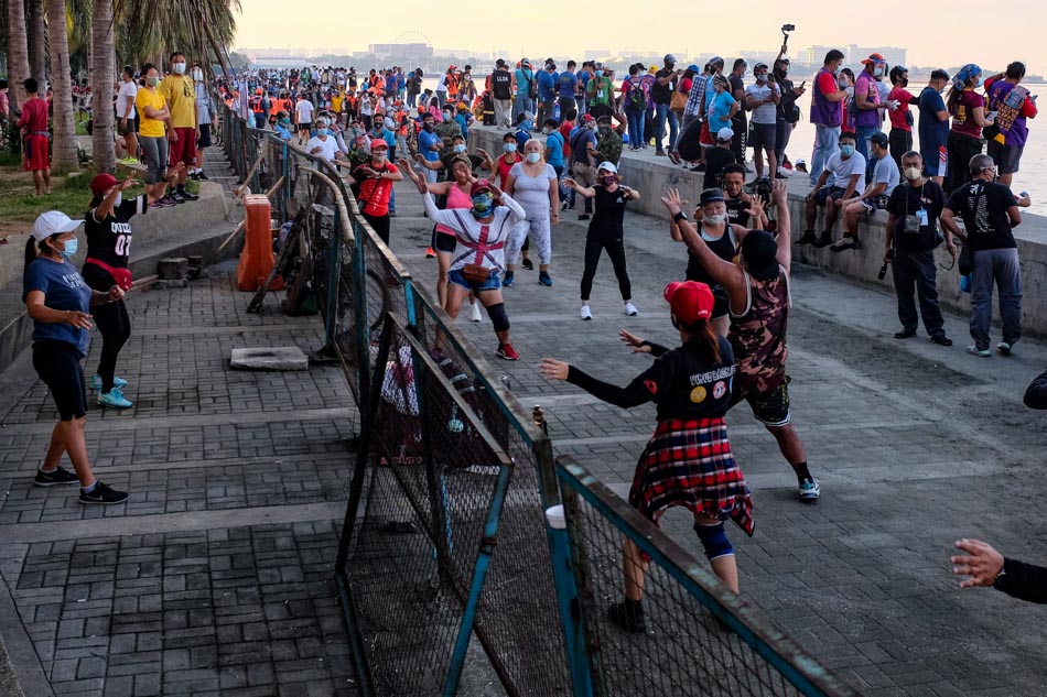 LOOK: Manila Bay’s white sand baywalk temporarily opens to the public 6