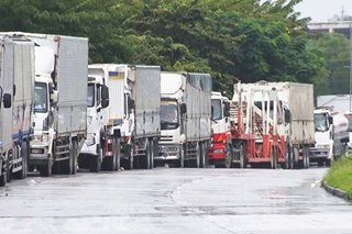Daan-daang cargo trucks, pasahero stranded sa Batangas port dahil sa bagyo