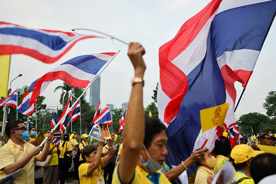 Yellow-shirted Thai royalists show support for king | ABS-CBN News