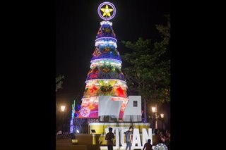 TINGNAN: Christmas tree sa Vigan city hall pinailawan