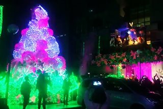 PANOORIN: Higanteng Christmas tree sa Pasay City, pinailawan na