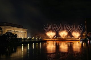 Jones Bridge lights up for the new year