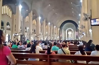 Devotees continue to wear face masks in Baclaran church