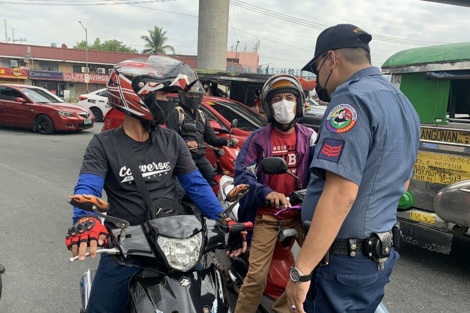 LOOK: Authorities check people, motorists at Marikina-Cainta border 2