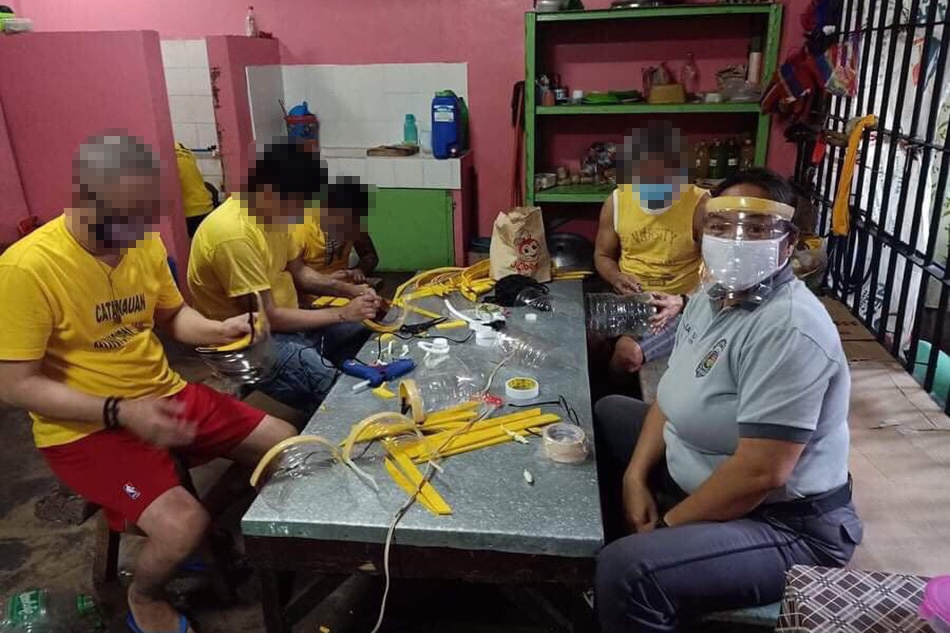 Inmates sa Quezon gumagawa ng improvised face shields para sa frontliners 1