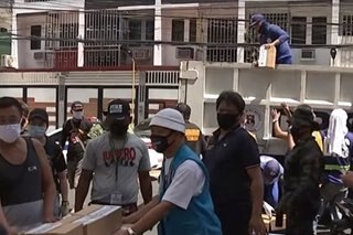 PANOORIN: Relief goods ipinamahagi sa mga taga-Maynila