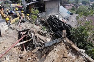 Truck umararo sa ilang sasakyan matapos mawalan ng preno sa Bataan; drayber patay