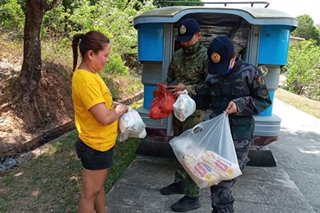 Bilang pasasalamat, mag-asawang pulis namigay ng grocery items sa Ilocos Norte