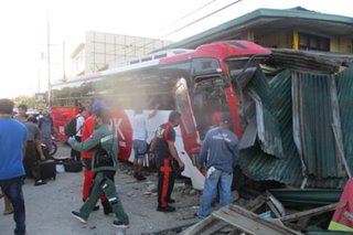 Bus naaksidente sa Pagbilao, Quezon; 2 sugatan