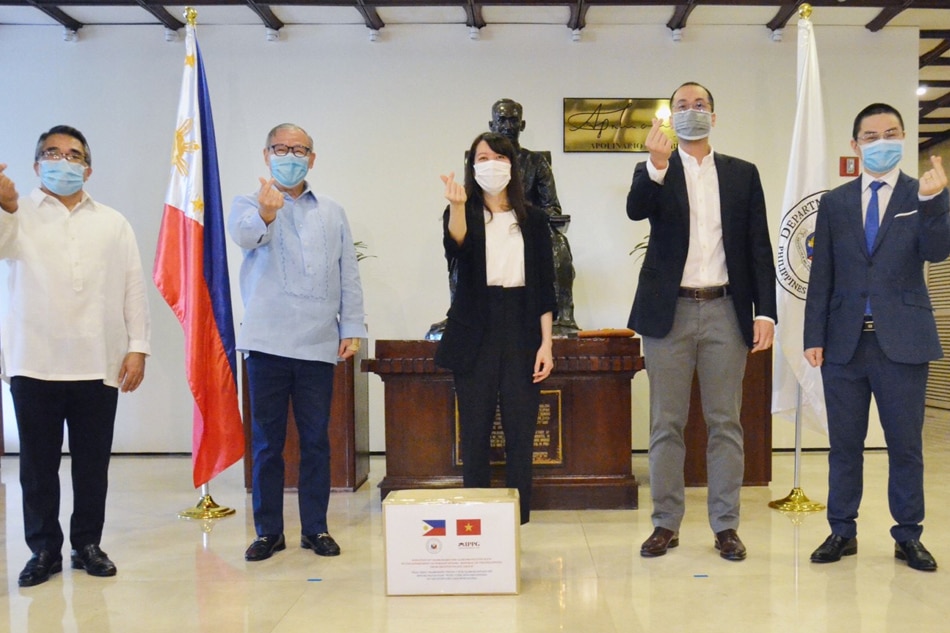 Vietnamese tycoon donates 750,000 face masks, 16,500 PPEs for DFA frontliners 1
