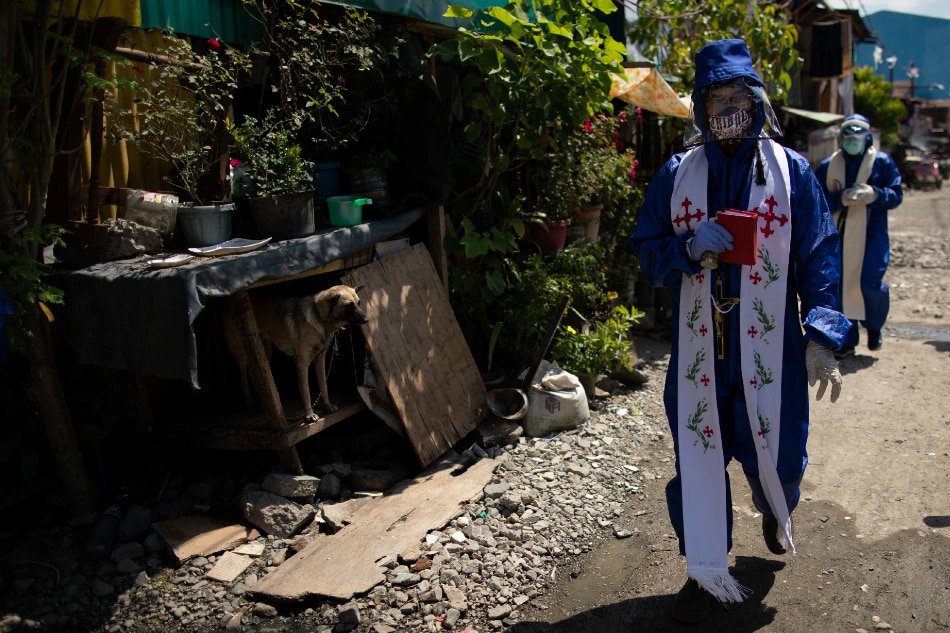 In a Philippine lockdown, priests bring church to the community 1