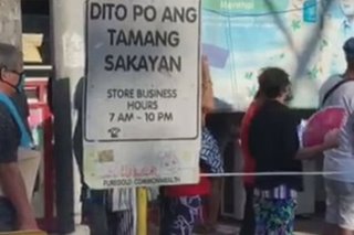 Ilang senior citizen, may kapansanan pinilahan ang pa-ayuda sa barangay sa QC