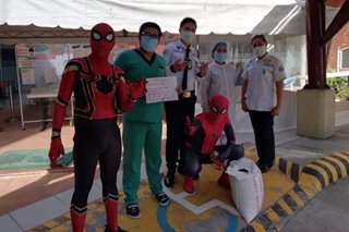 Lalaking nakasuot ng Spider-Man costume, naghatid ng ayuda sa mga frontliners sa Batangas