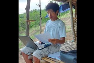 'Instant hero': Guro sa Ilocos Sur umakyat ng bundok para i-enrol mga estudyanteng walang internet
