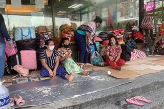 TINGNAN: Mga stranded sa NAIA Terminal 3 sa bangketa muna natutulog