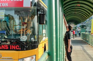 Pintuan ng EDSA buses nais ipalipat ng MMDA sa kaliwa para iwas-aksidente