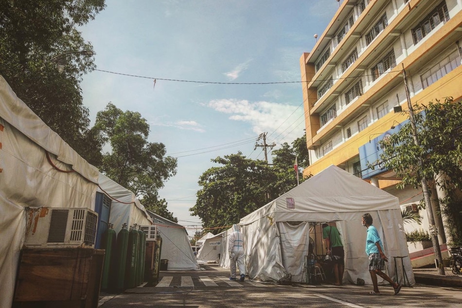 Out of beds, Tondo hospital sets up tents at parking lot for COVID-19 patients 1